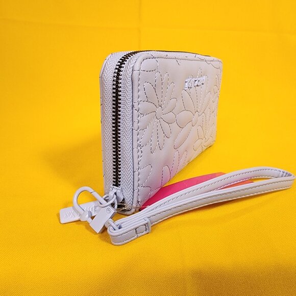 Betsey Johnson Blue Quilted Daisy Flower Spring Wallet Wristlet Zip Around NEW - Picture 3 of 12